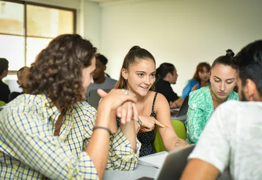 Des étudiants travaillant en groupe dans une salle de classe